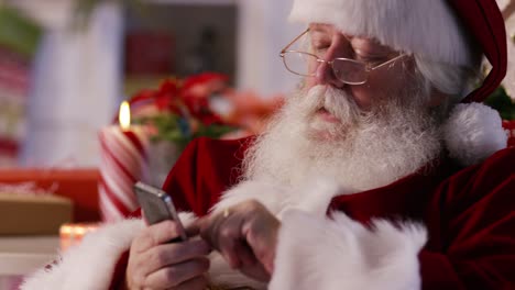 Santa-Claus-mit-Telefon,-Nahaufnahme