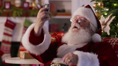 Santa-Claus-Texting-und-nehmen-selfie