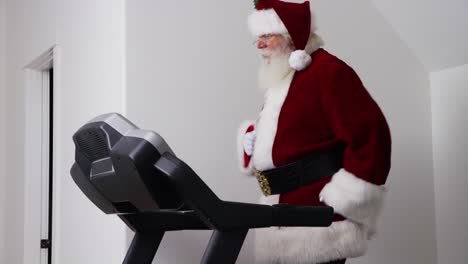 Santa-Claus-auf-Laufband-im-Fitnessstudio