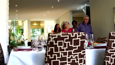 Familia-brasileña-celebrando-la-cena-de-Navidad