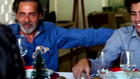 Brasilianischen-Familie-feiert-Weihnachten-Abendessen