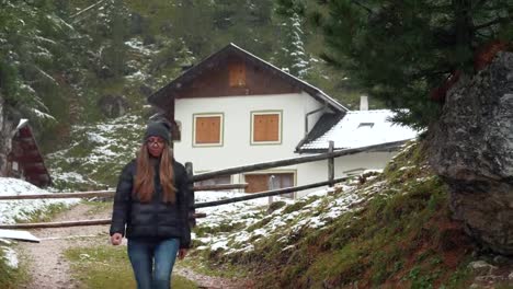 Mujer-turista-en-campo