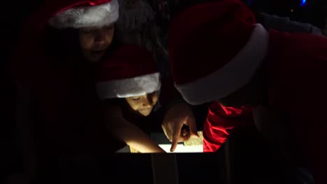 Familia-abrir-una-caja-de-regalo-mágica