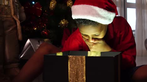 Niño-abriendo-una-caja-de-regalo-mágica
