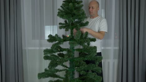 Secuencia-de-efecto-de-movimiento-rápido-de-timelapse.-Que-forma-abeto-siempre-verde-pino-para-Navidad.-Hombre-caucásico-adulto-en-casa-preparando-el-pino-abeto-para-decorar-para-Navidad.