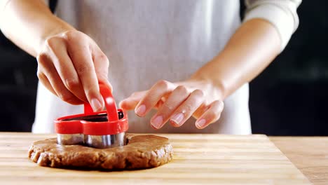 Moldear-la-masa-de-pan-de-jengibre-sobre-tablero-de-madera-de-4k-de-la-mujer