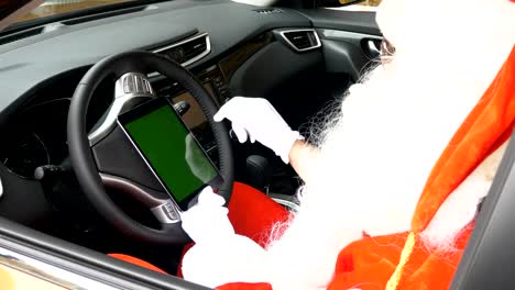Santa-Claus-verwendet-eine-Tablette-beim-Sitzen-im-Auto-50-fps