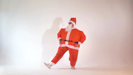 Cheerful-Santa-Claus-partying-on-Christmas-eve-making-funny-dancing-movements.-4K.