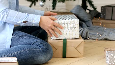Geschenk-Box-unter-Weihnachtsbaum