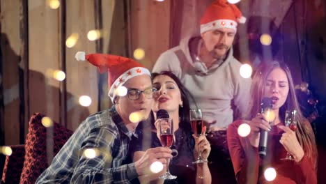 Amigos-felizes-alegres-con-Copa-de-champagne-que-se-divierten-en-la-fiesta-de-Navidad.