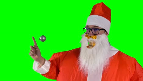 Santa-Claus-en-fondo-verde-juega-con-decoraciones-de-la-Navidad.