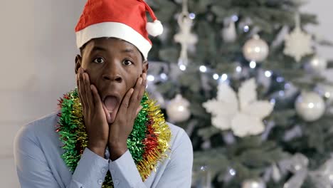 Oh-mein-Gott,-WOW-Gefühl-Ausdruck,-Weihnachtsferien,-Afrikaner-in-Nikolausmütze