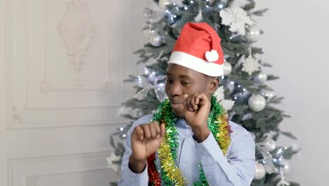 Afrikanische-amerikanische-Mann-mit-Santa-Claus-Hut-Tanz-auf-Weihnachtsurlaub