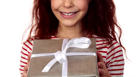 Nahaufnahme-von-ein-glückliches-Mädchen-Gesicht-mit-einem-Geschenk-zum-neuen-Jahr-in-Händen