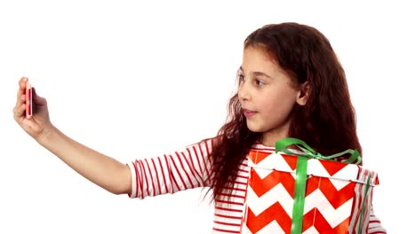 Una-chica-hace-selfie-con-su-regalo