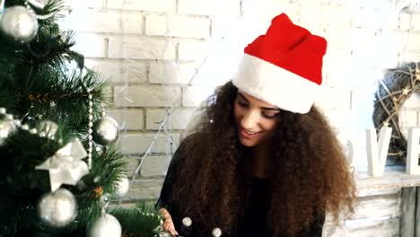 Mujeres-preparando-el-árbol-de-Navidad