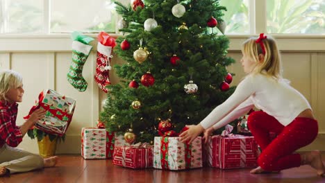 Kinder-Weihnachtsgeschenke-zu-öffnen