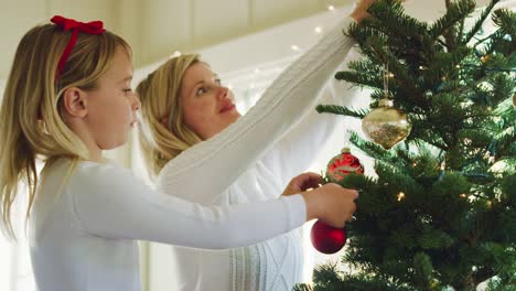 Mutter-und-Tochter-schmücken-Weihnachtsbaum