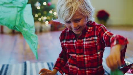 Kleiner-Junge-Eröffnung-Weihnachtsgeschenke