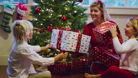 Familie-Eröffnung-Geschenke-Weihnachten