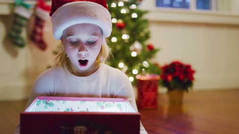 Niña-abriendo-regalo-de-Navidad