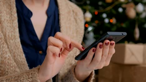 Mujer-bonita-joven-con-smartphone-en-casa