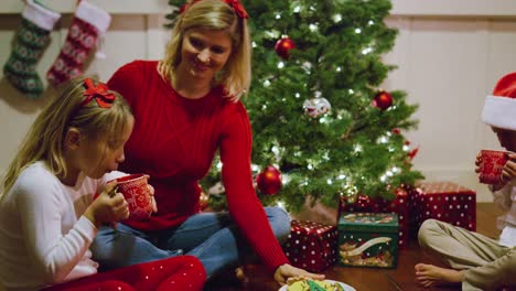 Familie-Eröffnung-Geschenke-Weihnachten