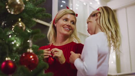 Mutter-und-Tochter-schmücken-Weihnachtsbaum