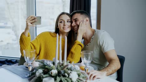 Glücklich-lächelnde-Paare,-Mittagessen-und-nehmen-Selfie-Porträt-mit-Smartphone-am-Café-im-Haus