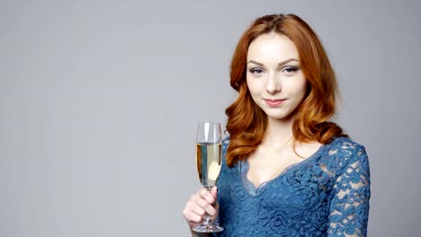 Mujer-en-vestido-de-encaje-con-Copa-de-champagne