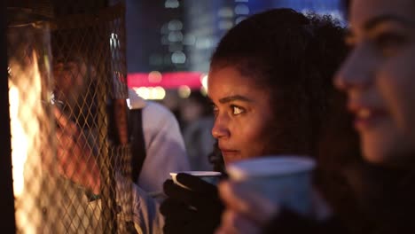 Freunde-trinken-Glühwein-am-Weihnachtsmarkt