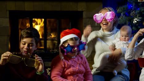 Freunde-mit-Familien-feiern-Neujahr