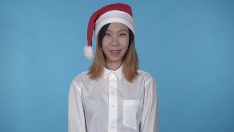 schöne-koreanische-weibliche-Weihnachtszeit-zeigt-Zeichen-okey