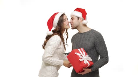 4-k-la-novia-joven-cierra-sus-ojos-de-novio-y-sorprender-a-su-novio-con-rojo-para-Navidad.