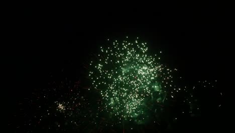 Fuegos-artificiales-exhibición-de-noche-en-fondo-negro.