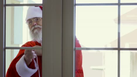 Santa-Claus-knocking-in-window