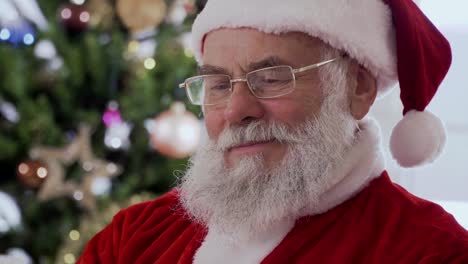 Santa-Claus-sitzen-und-lachen-beim-Lesen-eines-Buches-lustig