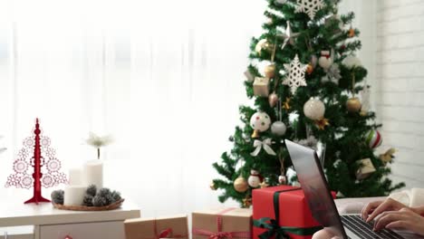 Santa-mother-sending-email-Christmas-news