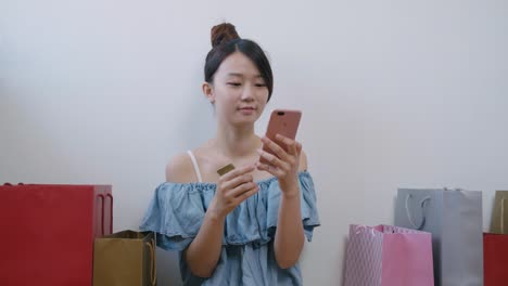 Woman-using-cellphone-while-shopping