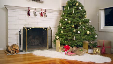 Incline-hacia-abajo-de-un-árbol-de-Navidad-con-regalos-debajo,-junto-a-la-chimenea