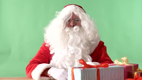 Santa-Claus-zeigen-wie-Zeichen-und-lächelnd,-Chromakey-im-Hintergrund