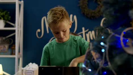 Niño-decorando-el-árbol-de-Navidad-en-casa