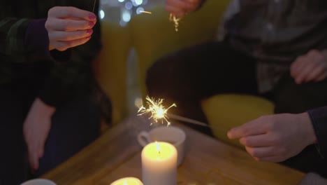 Amigos-jugando-con-las-luces-de-Bengala