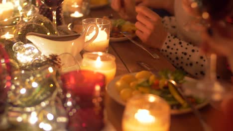 Freunde,-Essen-und-trinken-Wein-zu-Weihnachten