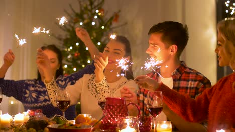 glückliche-Freunde,-die-Weihnachts-Dinner-zu-Hause