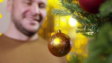 Fröhliche-Menschen-dekorieren-Weihnachtsbaum