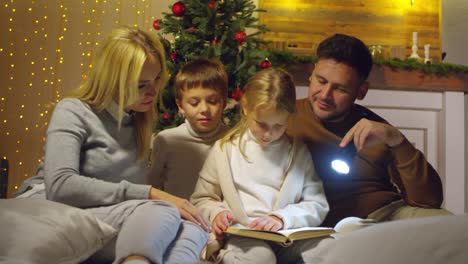 Eltern-und-Kinder-lesen-Märchen-von-Weihnachtsbaum-zu-Hause