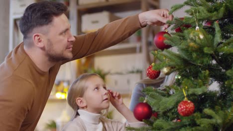 Vater-und-Tochter-schmücken-Weihnachtsbaum