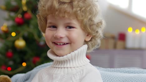 Retrato-de-niño-Adorable-con-el-pelo-rizado