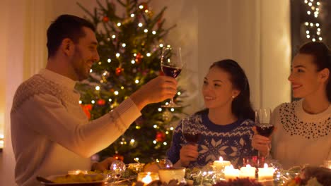 Glückliche-Freunde-trinken-Rotwein-zu-Weihnachten